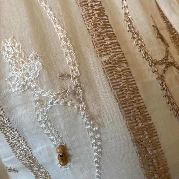 Top w/ golden thread & wooden bead embellishments - Picture 8 of 8